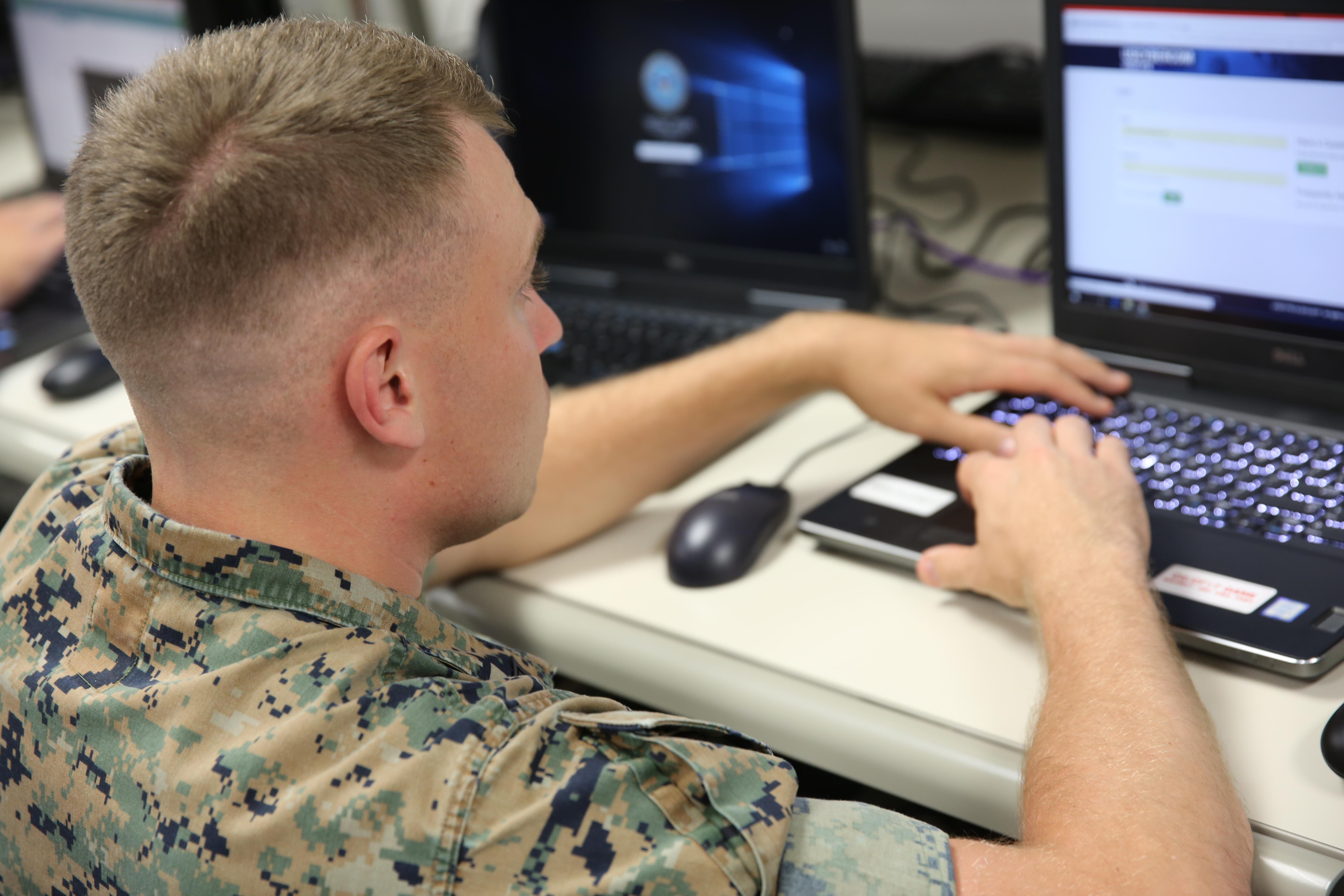Un soldado estadounidense realiza prácticas en el Cibercomando de los EEUU - Foto: Ejército EEUU / Subofical jefe Dennis Herring