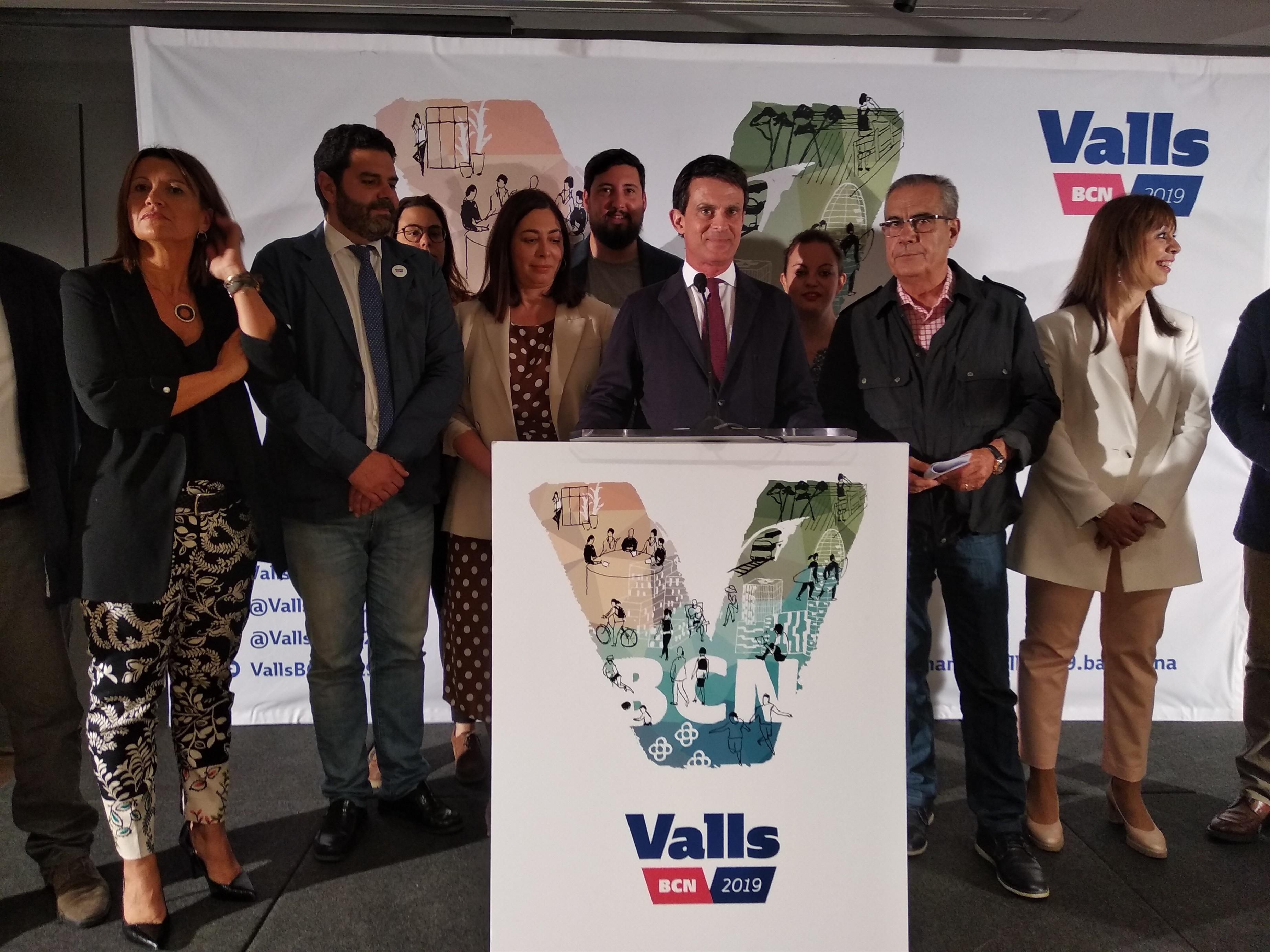 Manuel Valls junto a miembros de su candidatura como Eva Parera Paco Sierra Mariluz Guilarte y Celestino Corbacho