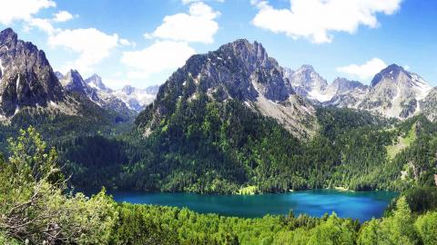 El Parque nacional de Aiguas Tortas y Lago de San Mauricio (Aiguestortes), en Lleida es el único situado de Cataluña