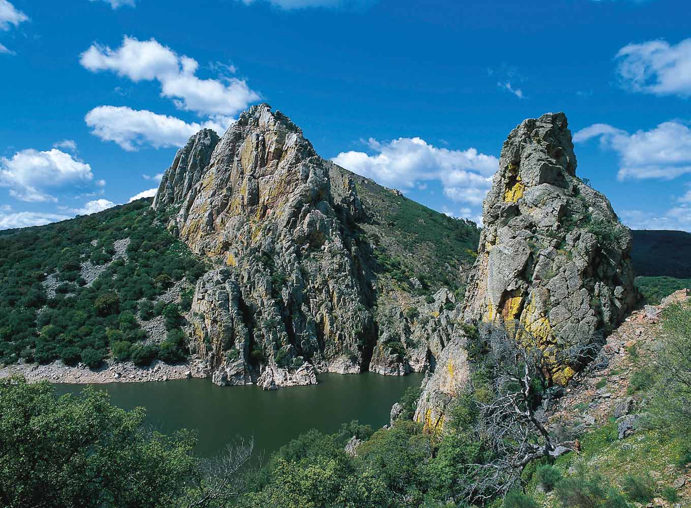 El parque de Monfragüe está en Cáceres, y atraviesan el parque dos ríos, el Tajo y el Tiétar