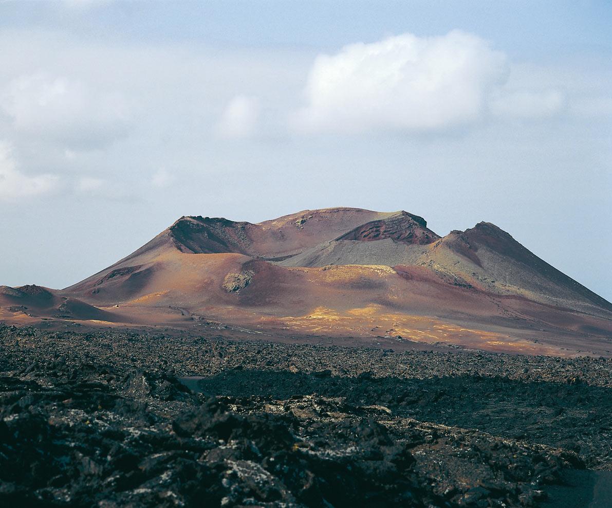 Parque Timanfaya, Lanzarote, cuenta con más de 25 volcanes, como las Montañas del Fuego, Montaña Rajada o la Caldera del Corazoncillo