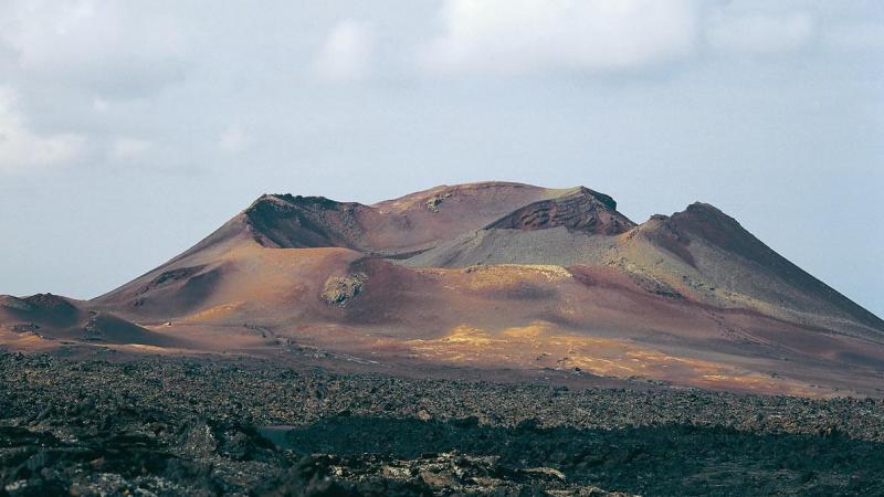 Parque Timanfaya, Lanzarote, cuenta con más de 25 volcanes, como las Montañas del Fuego, Montaña Rajada o la Caldera del Corazoncillo