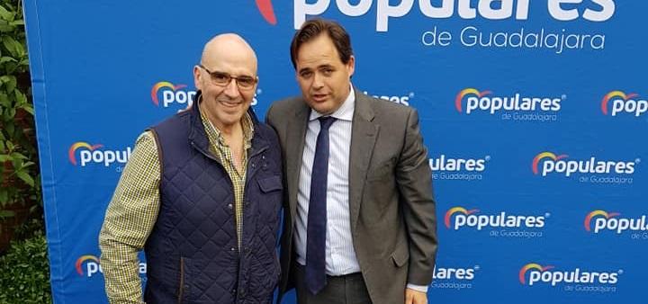 Francisco José Pérez López, candidato del PP en Sacedón, junto al líder regional, Paco Núñez.