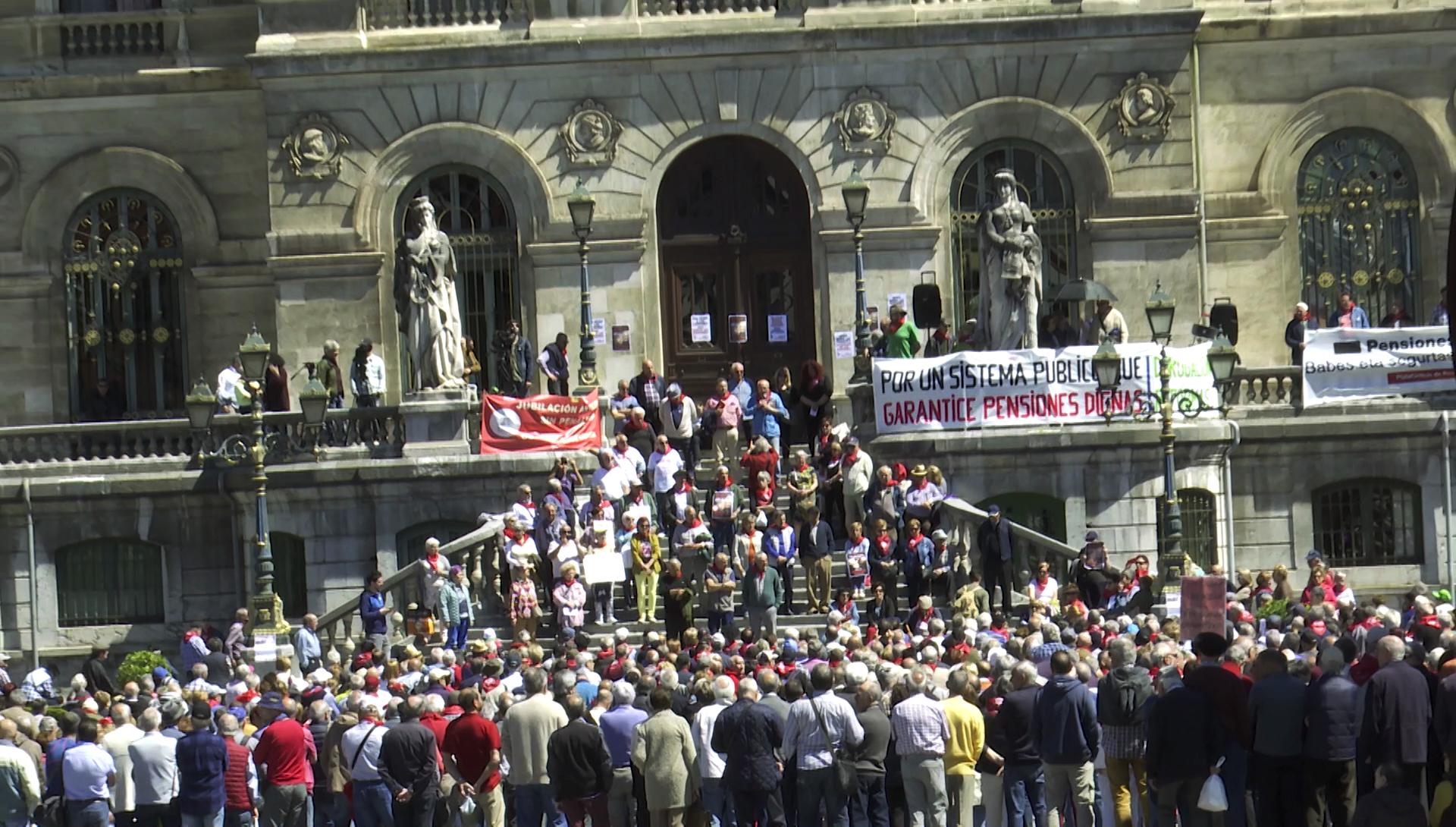 Pensionistas concentrados frente a las escalinatas del ayuntamiento de Bilbao durante una manifestación por la defensa de las pensiones - Europa Press
