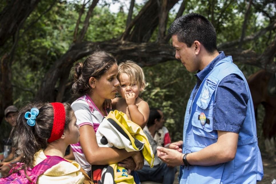 Una madre venezolana habla con un oficial de protección de ACNUR luego de haber cruzado la frontera en Cúcuta, Colombia.  © ACNUR/Vincent Tremeau