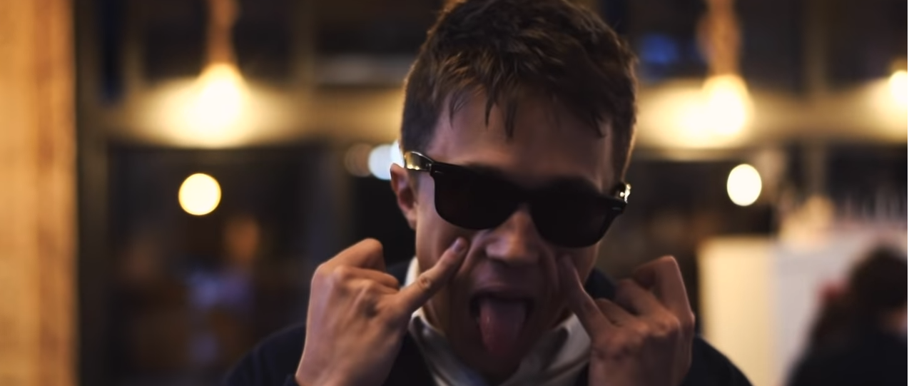 Iñigo Errejón, imitando el gesto de Bad Bunny