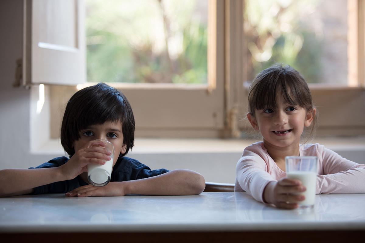 La acción solidaria de recogida de leche «Ningún niño sin bigote» está promovida por la Obra Social ”la Caixa” y CaixaBank en favor de los bancos de alimentos