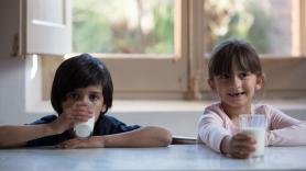 La acción solidaria de recogida de leche «Ningún niño sin bigote» está promovida por la Obra Social ”la Caixa” y CaixaBank en favor de los bancos de alimentos