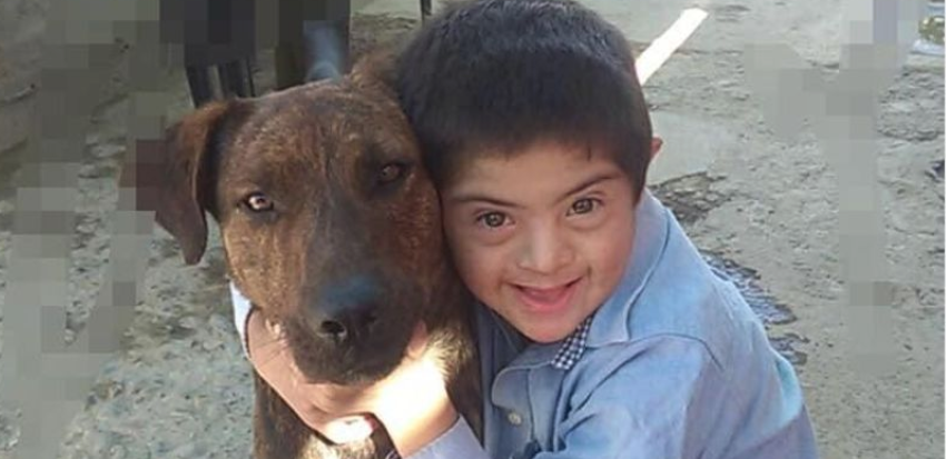 Martín abraza a su perro guía, Fido