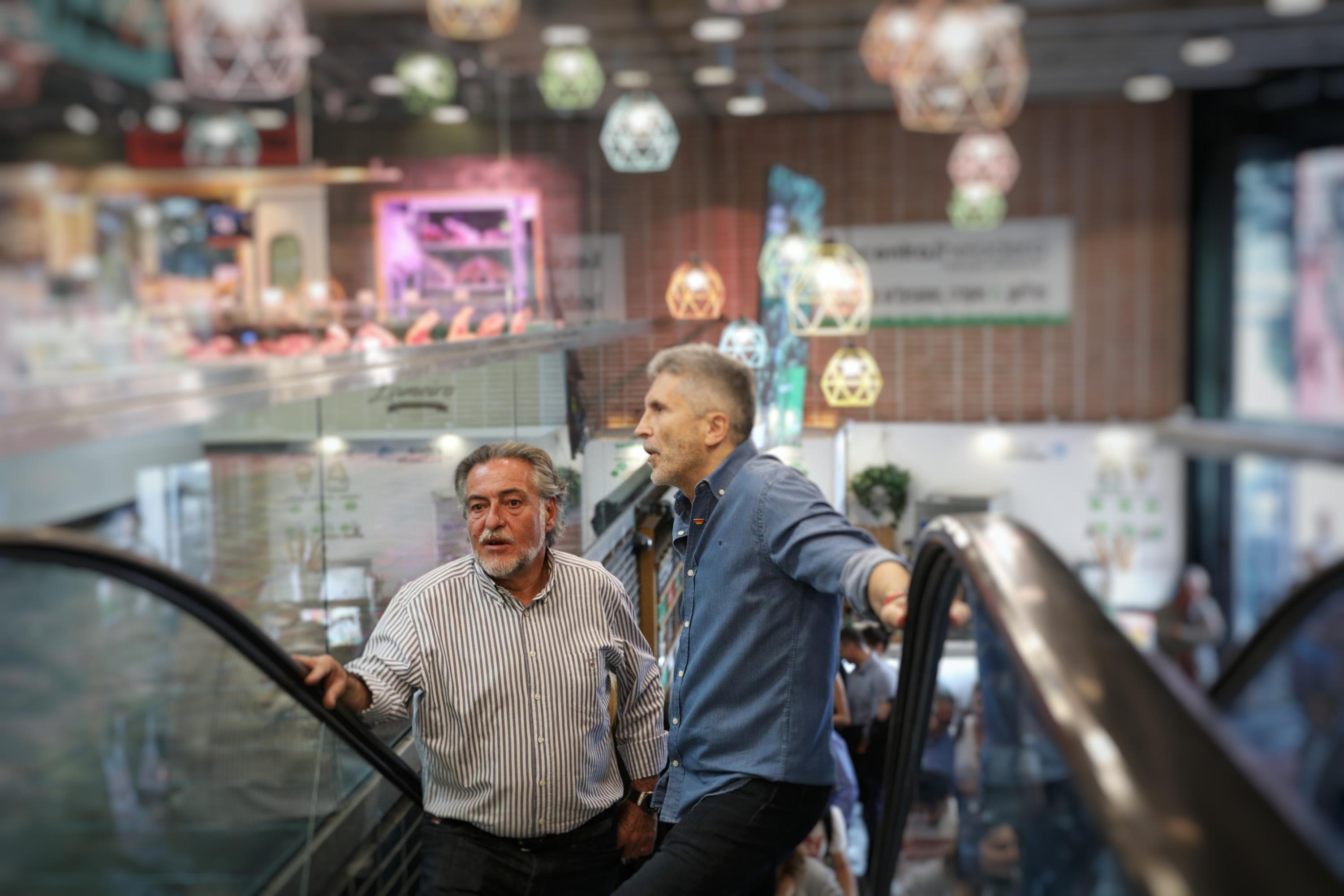 El candidato del PSOE a la Alcaldía de Madrid Pepu Hernández y el ministro del Interior Fernando Grande  Marlaska dan un paseo por Chueca. Europa Press.