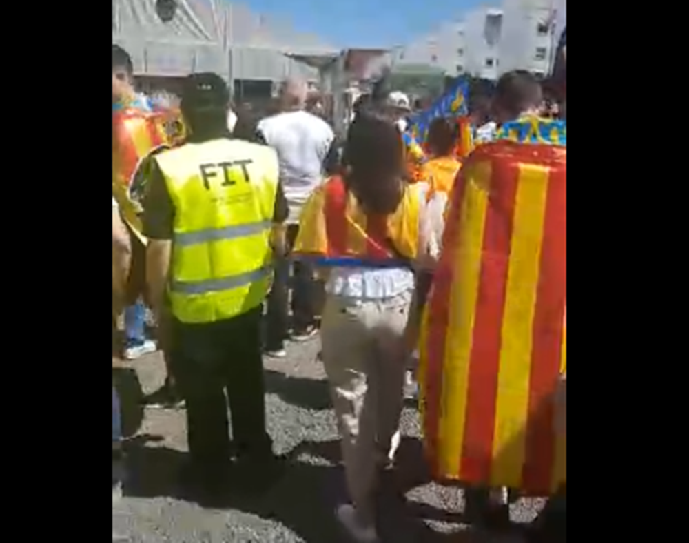 Aficionados del Barça y el Valencia en Sevilla. 