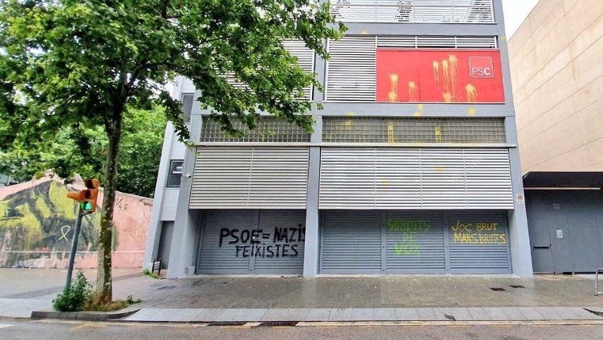 Pintadas en la sede socialista de Barcelona