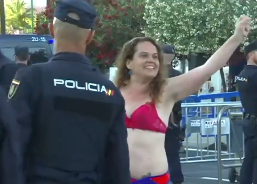 La mujer decidió entrar al estadio en sujetador. 