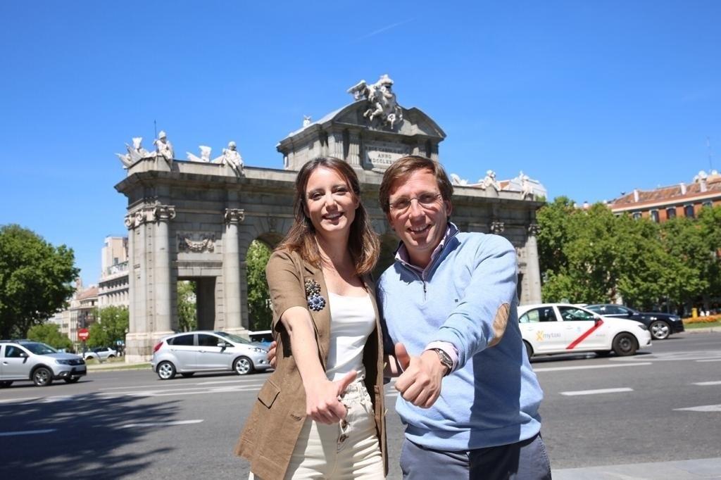 Andrea Levy y José Luis Martínez Almeida levantan los pulgadres en un acto ante la Puerta de Alcalá - PP Madrid