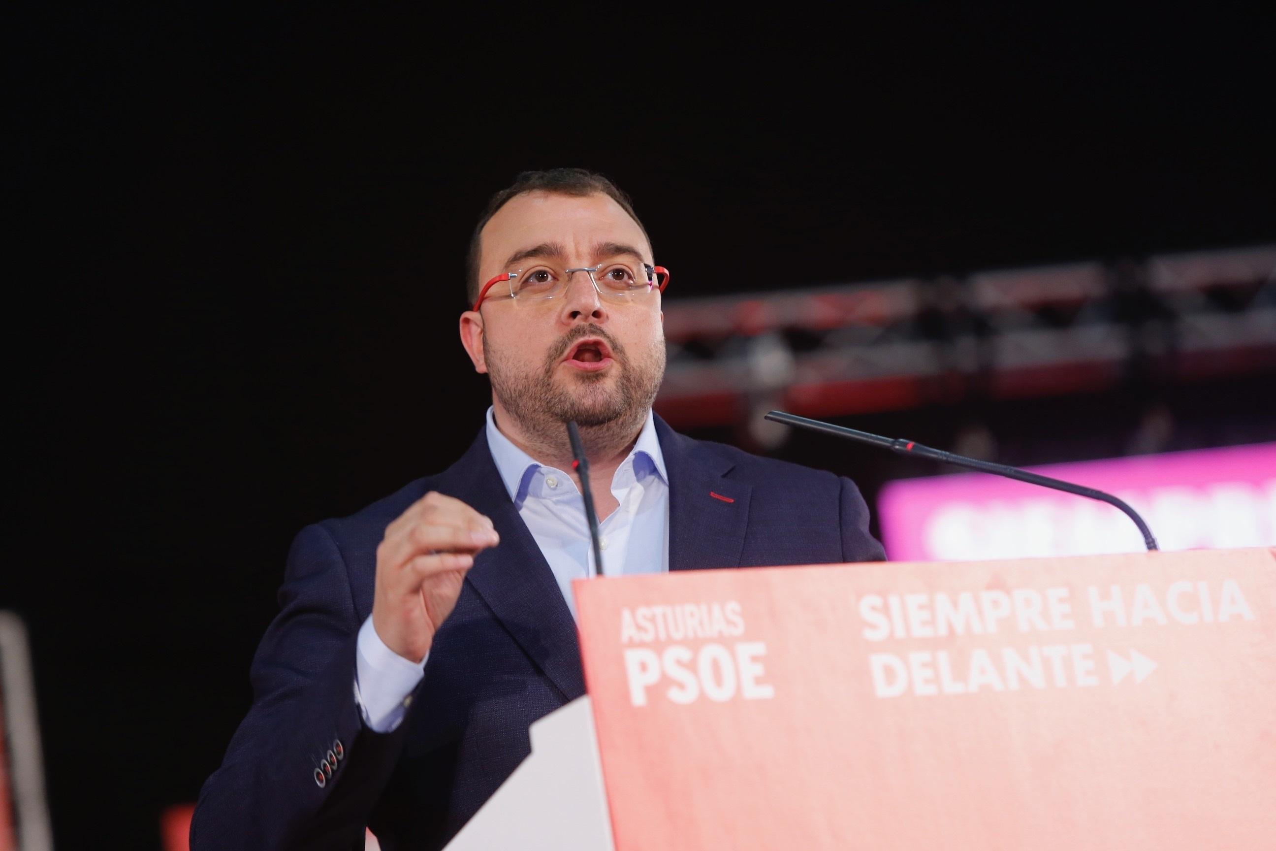  El candidato del PSOE a la Presidencia del Principado Adrián Barbón durante un mitin en Gijón