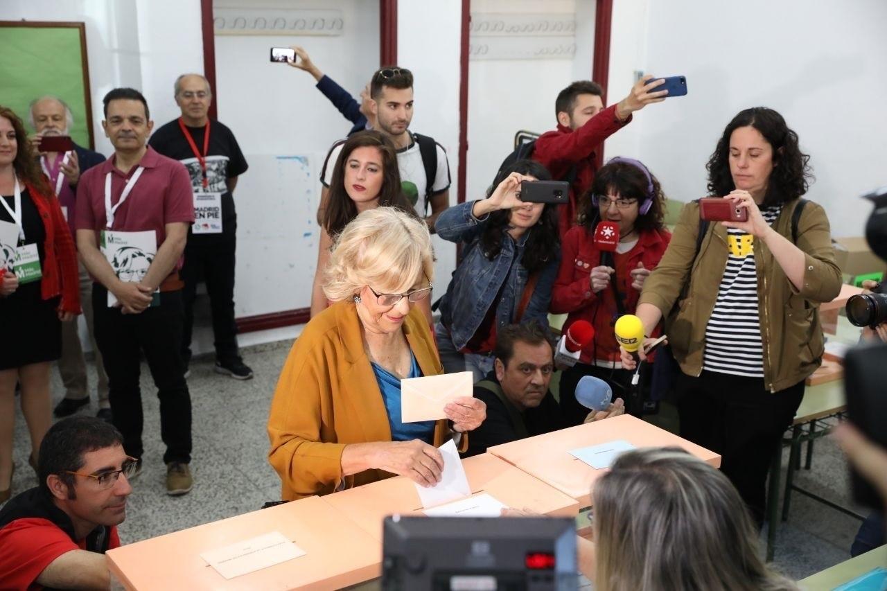 EuropaPress 2162727 La alcaldesa de Madrid Manuela Carmena votando ekl 26M