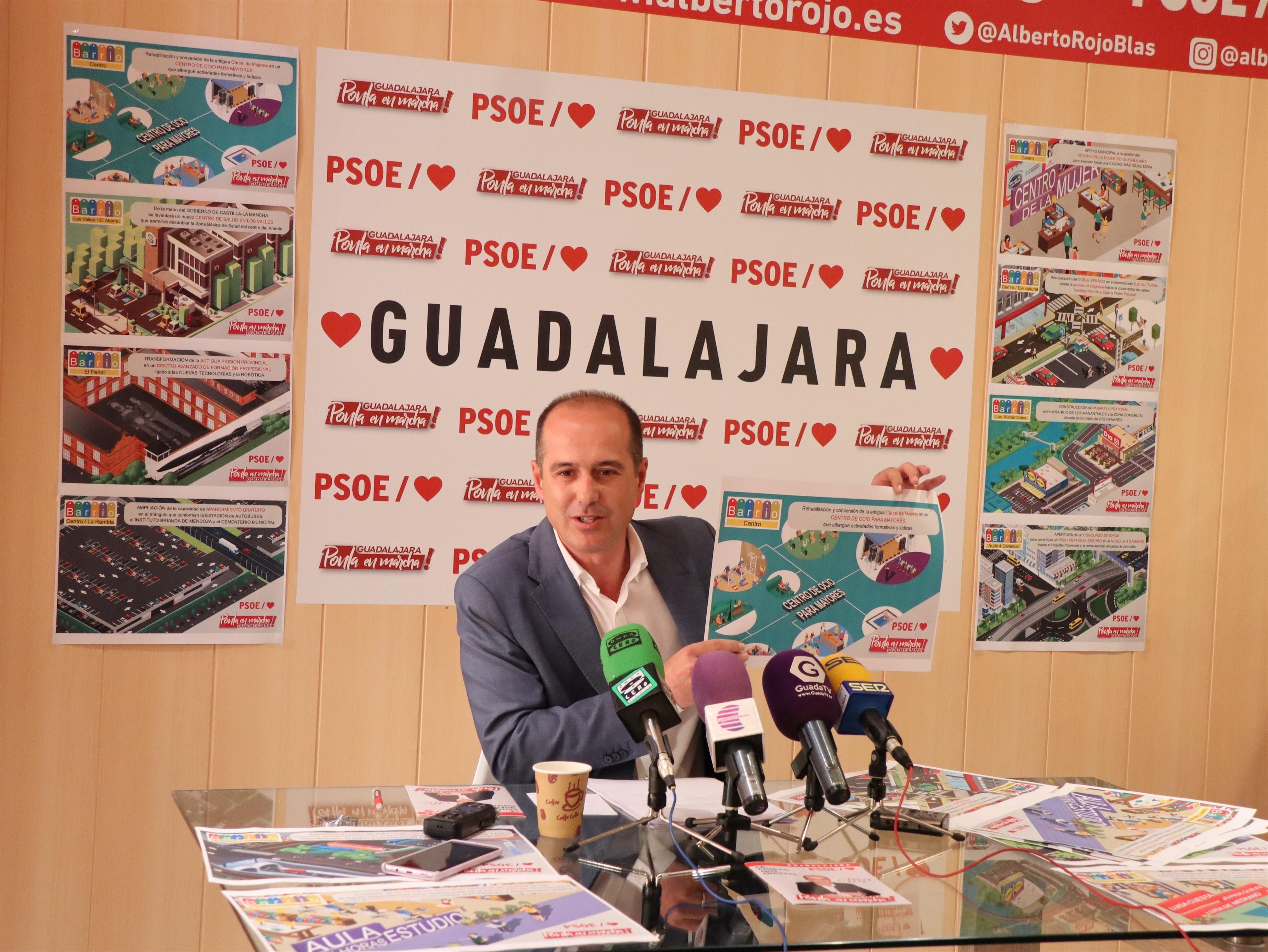 El candidato del PSOE Alberto Rojo en rueda de prensa