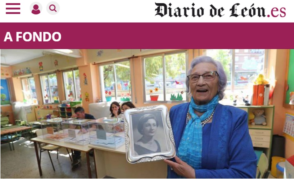 Una mujer acude a votar con una foto suya de hace años en un marco de plata. Fuente Diario de León