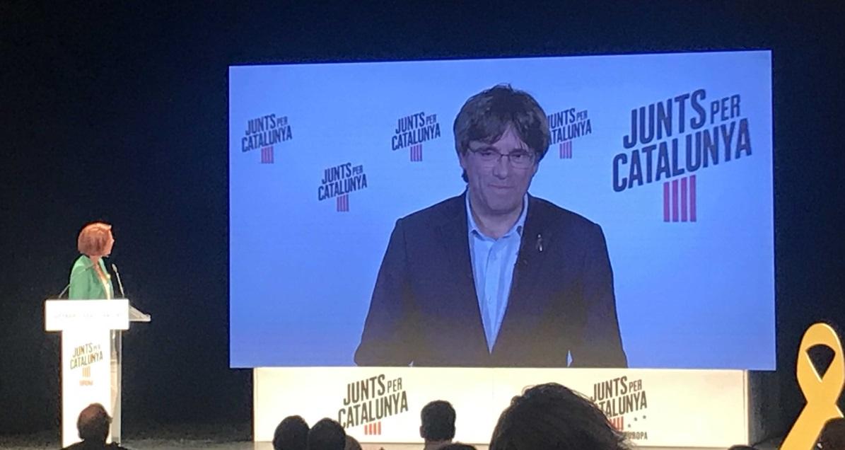 Carles Puigdemont comparece vía plasma en un acto electoral /Archivo/Europa Press)