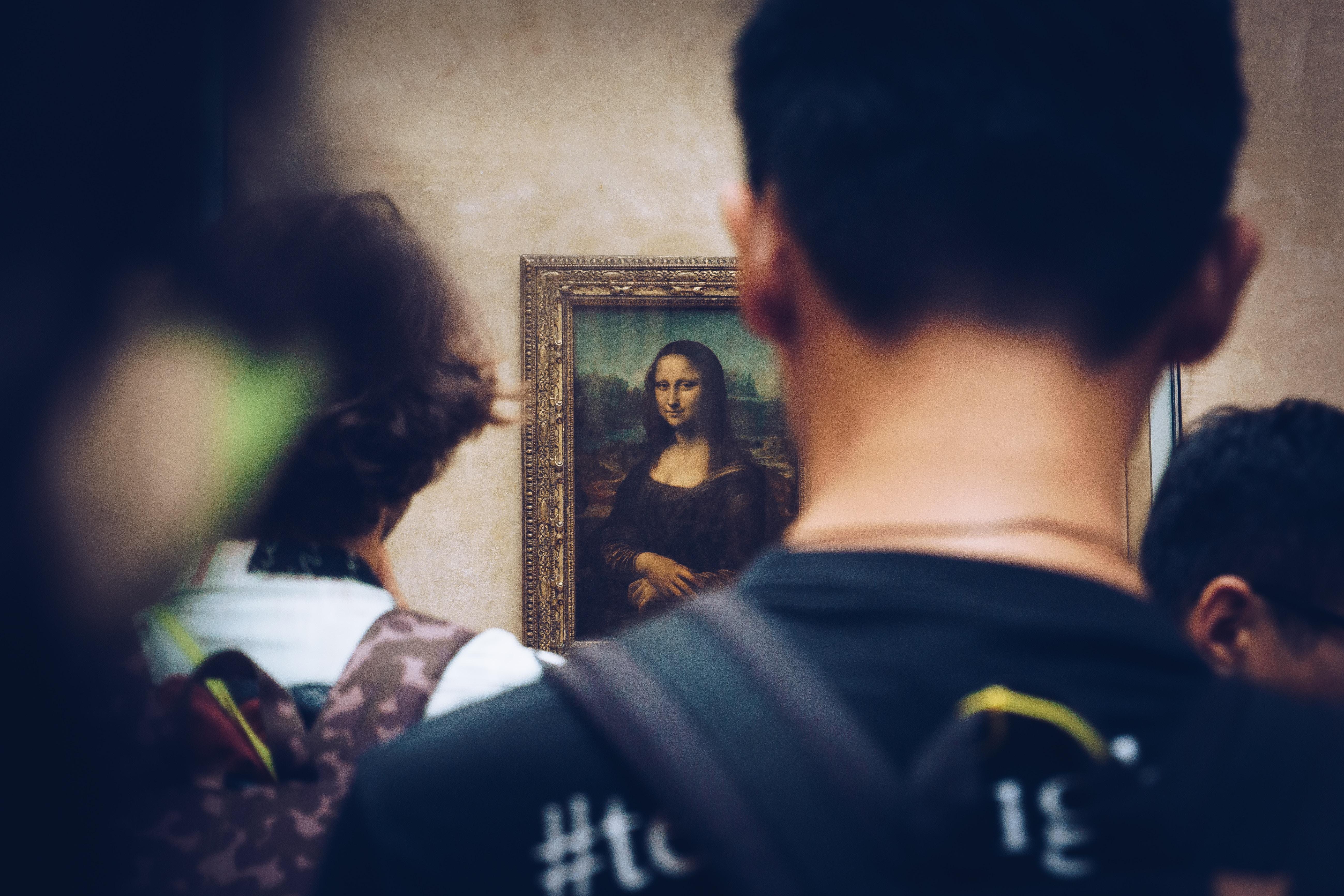 Visitantes del Louvre admirando la Gioconda. Foto: Juan Di Nella en Unsplash
