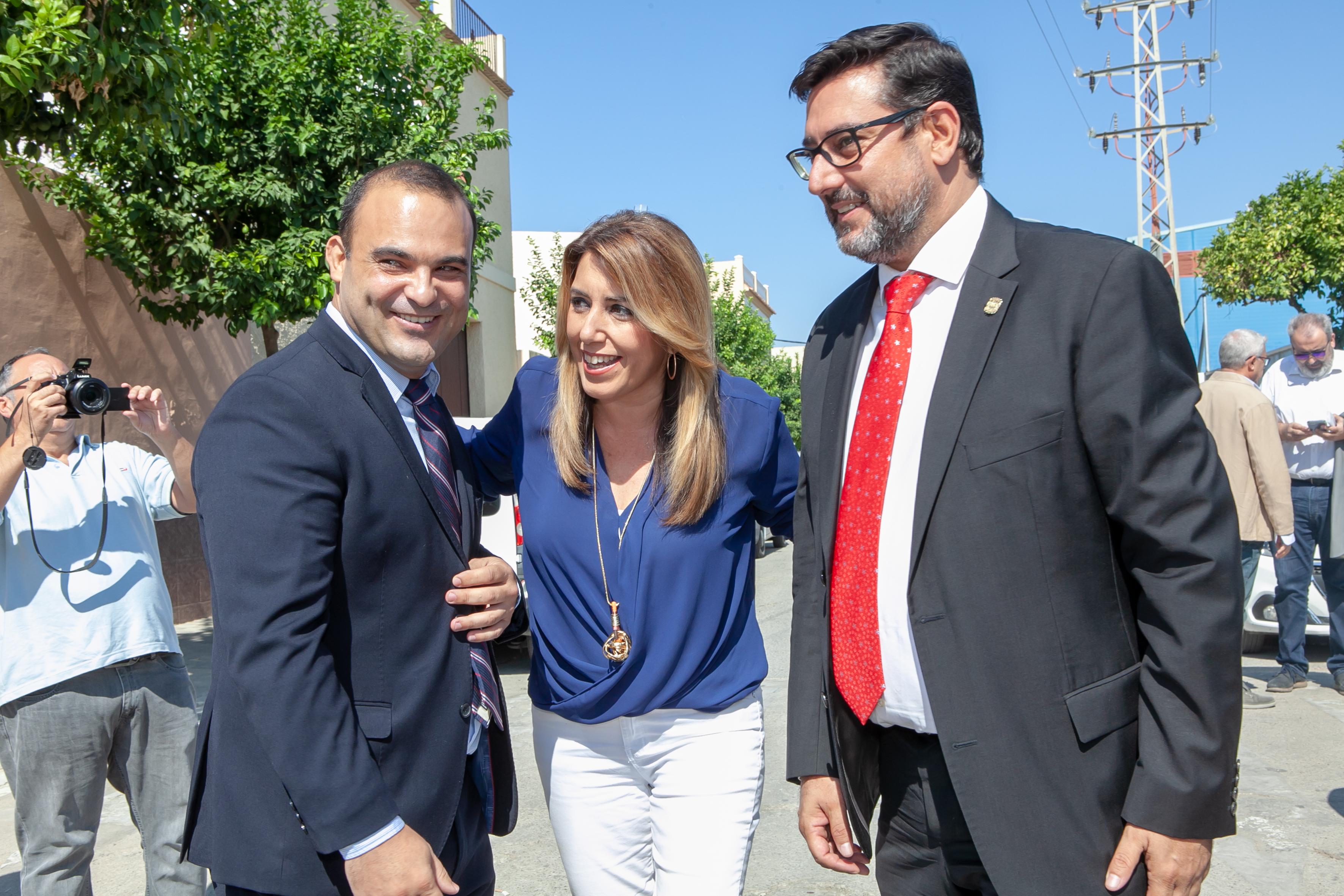 EuropaPress 1733373 En El Palmar de Troya (Sevilla) la presidenta de la Junta Susana Díaz visita el municipio con motivo de su constitución como localidad 