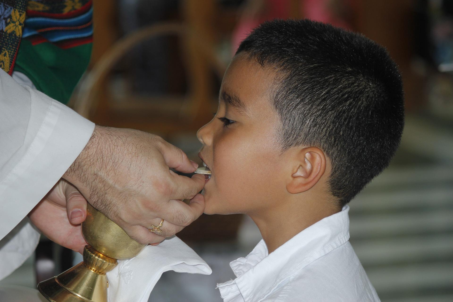 Niño haciendo la primera comunión. 