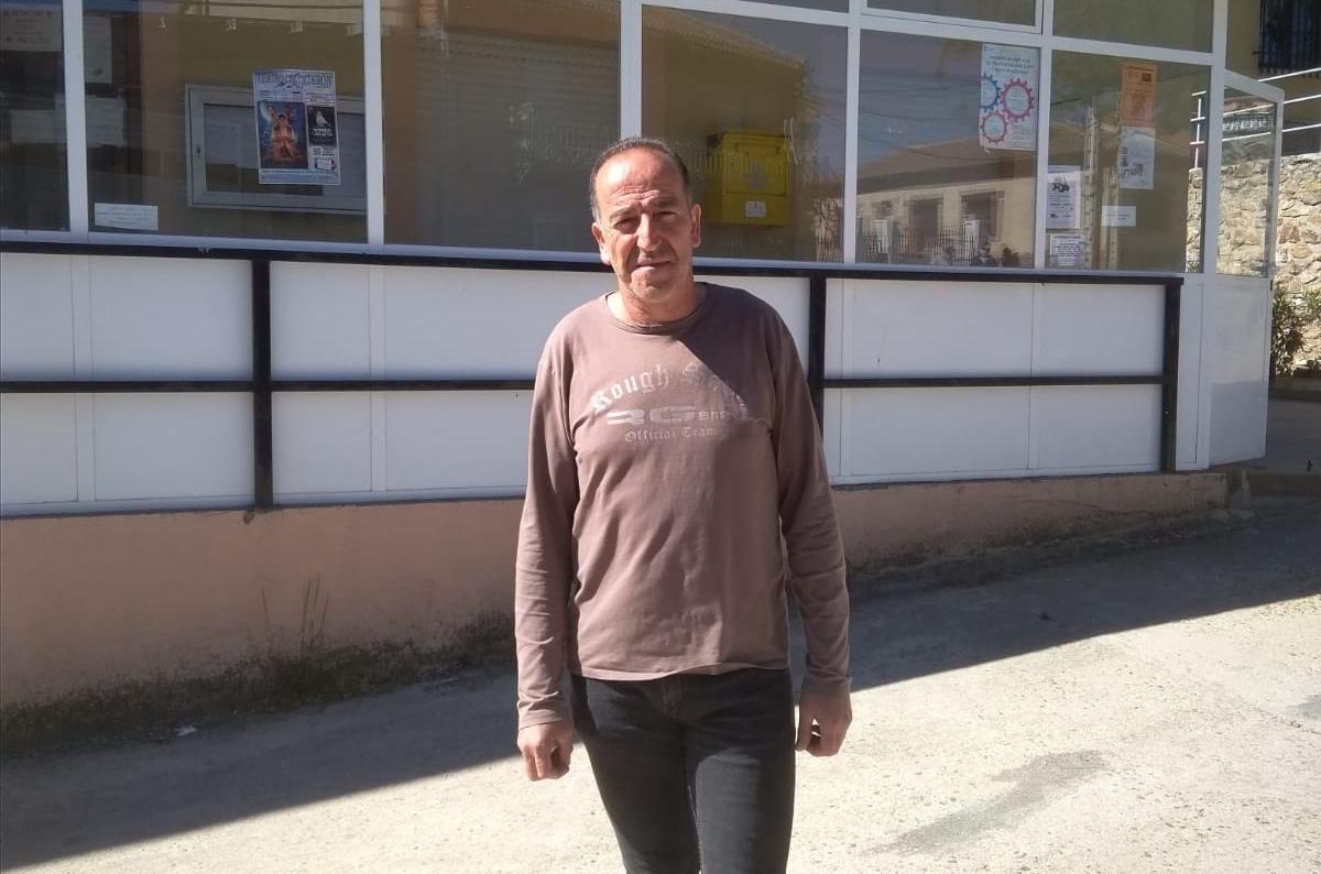 Antonio Martín, alcalde de Vita (Ávila) frente al Ayuntamiento.