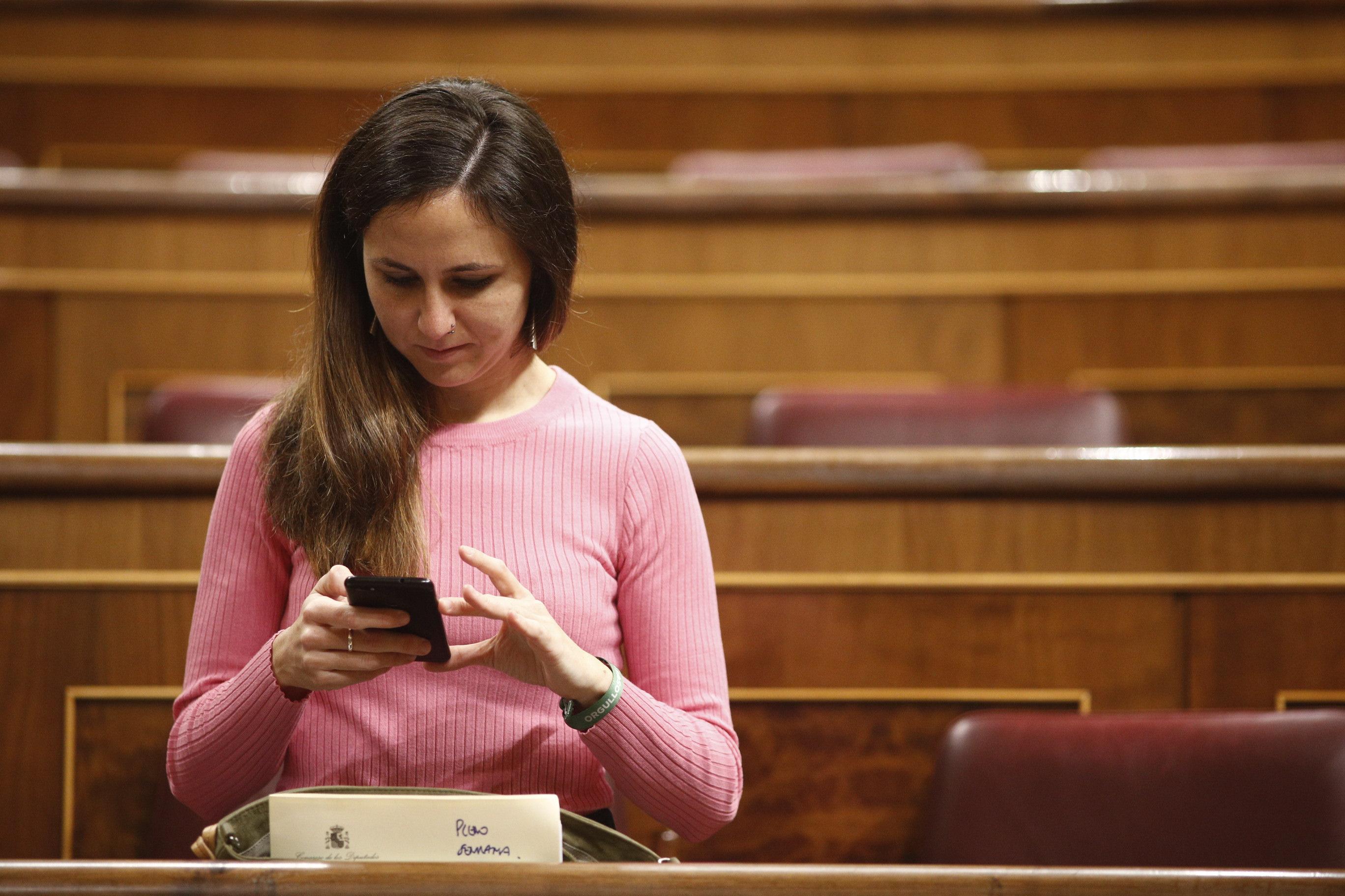 La portavoz adjunta de Unidas Podemos en el Congreso de los Diputados Ione Belarra consulta su móvil. Europa Press.
