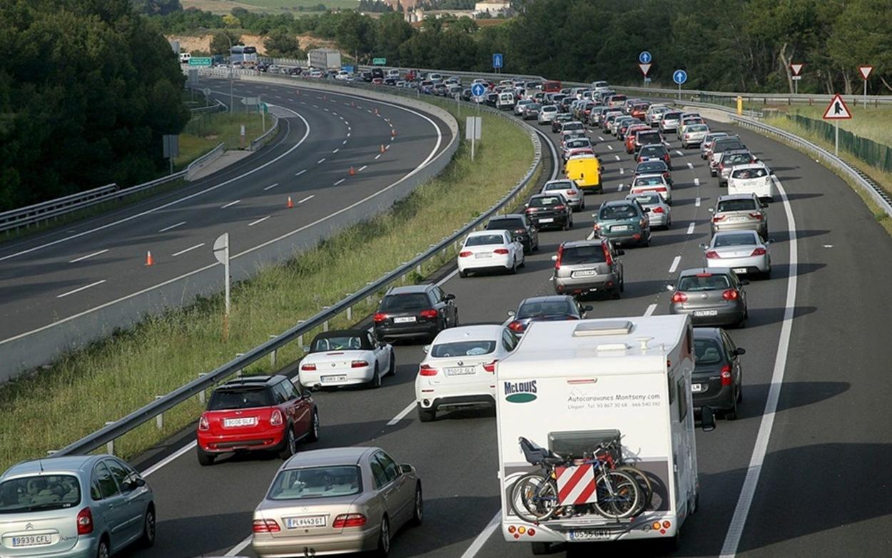 Entre los mayores generadores de gases de efecto invernadero se encuentran los coches.