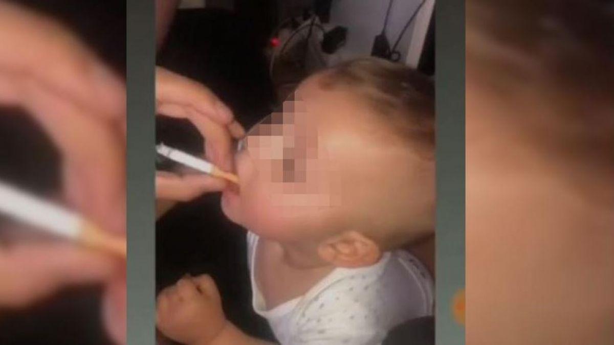 Imagen del vídeo grabado por esta madre que dio de fumar a su bebé