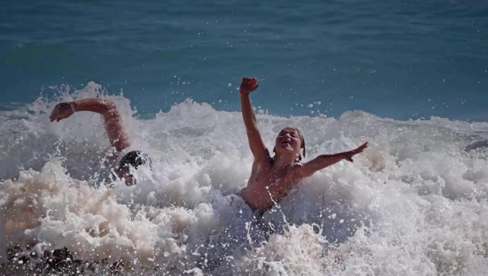 NIños disfrutando en el agua. Imagen: Antena 3