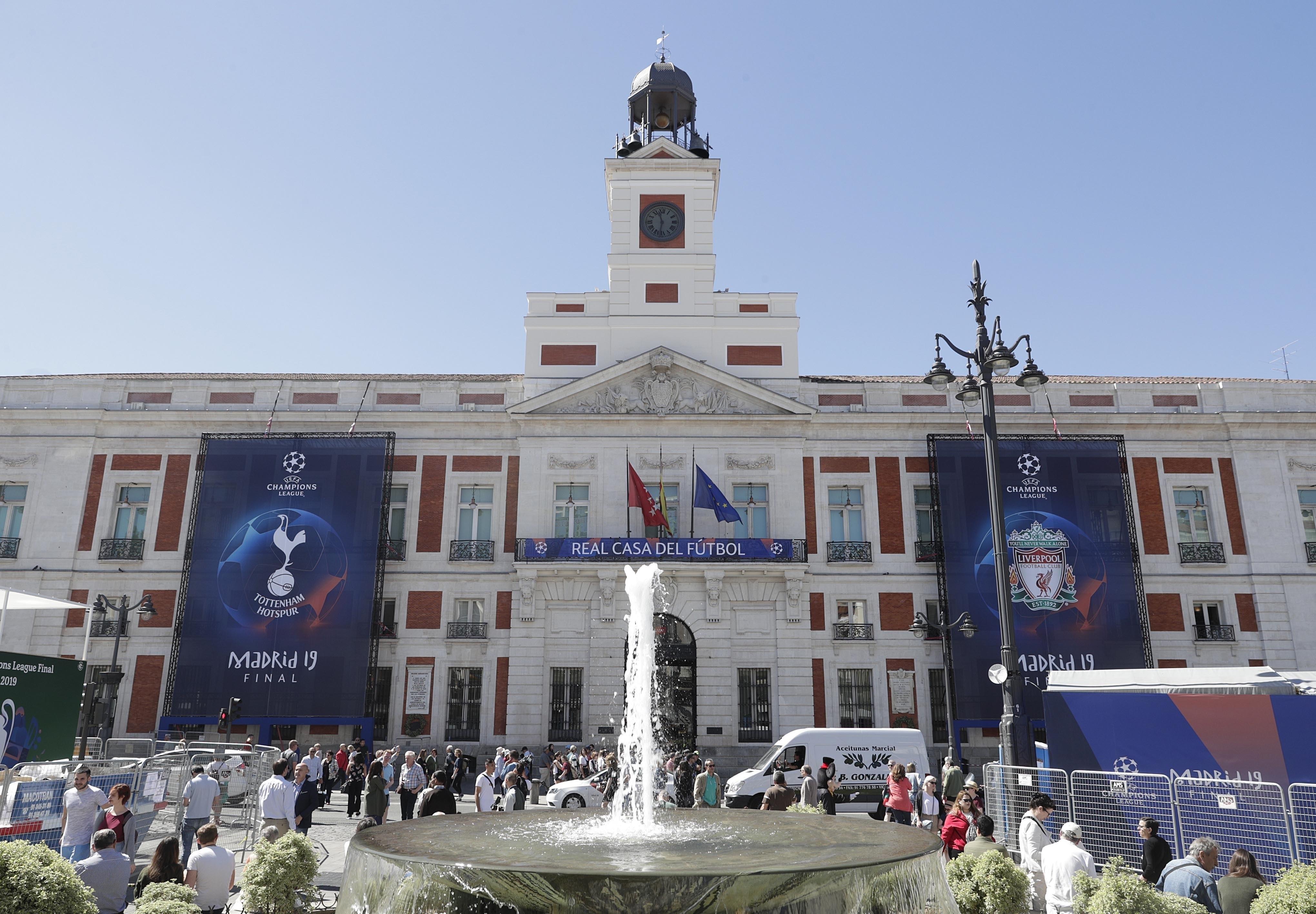 Fachada de la Real Casa de Correos en Sol con los escudos de los dos clubes finalistas de la 'Champions'. Europa Press.