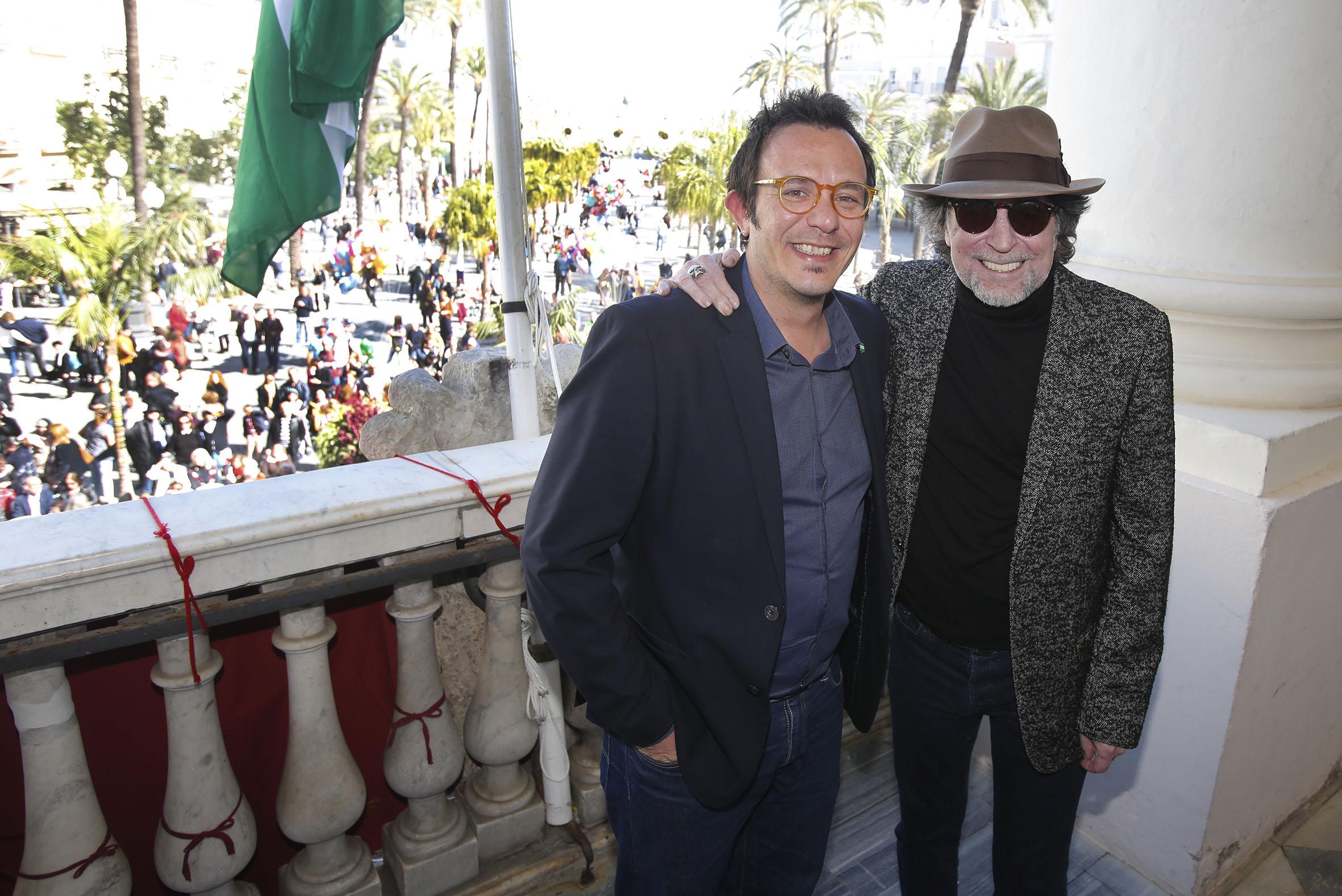 Joaquín Sabina con el alcalde de Cádiz Kichi en laRecepción en el Ayuntamiento de Cádiz al pregonero del Carnaval 2019. Europa Press.