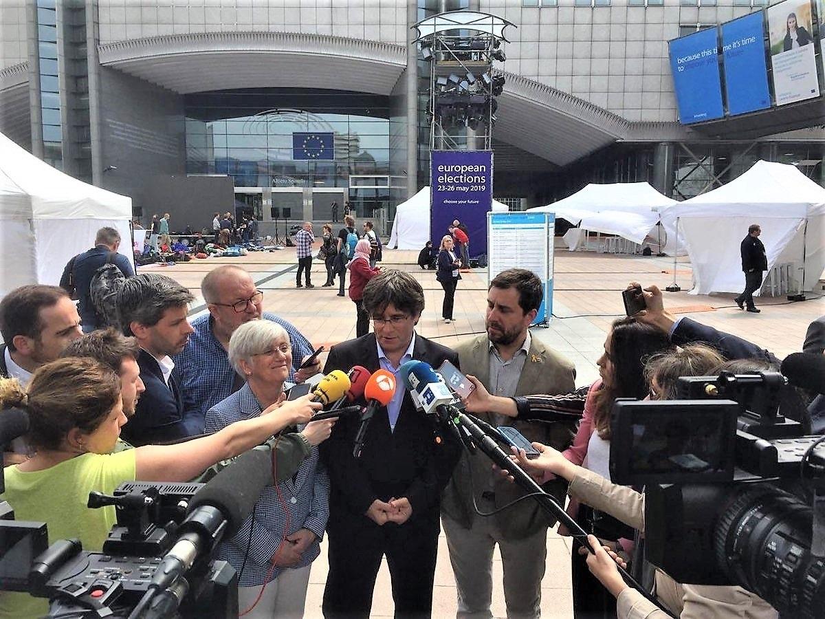 Clara Ponsatí, Carles Puigdemont y Toni Comín (JxCat) ante el Parlamento Europeo el día de las elecciones europeas 2019
