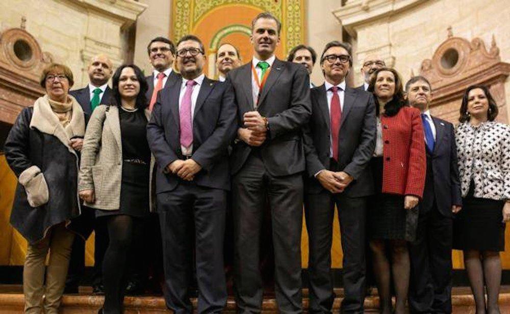 Los 12 parlamentarios andaluces de Vox, con el número dos del partido, Javier Ortega Smith.