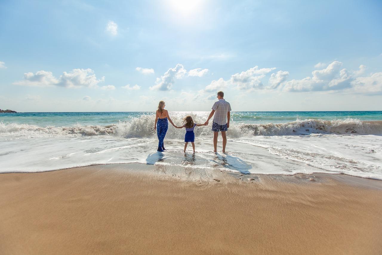 Familia en la playa - Fuente: Pixabay