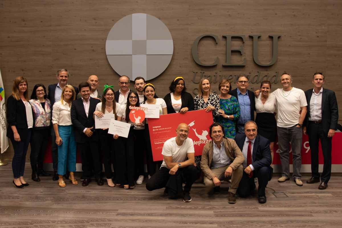 Foto de familia de la final de Telepizza Excellence Lab, en la que el proyecto Compis, elaborado por alumnos de la Universidad Nebrija de Madrid, se ha erigido en ganador