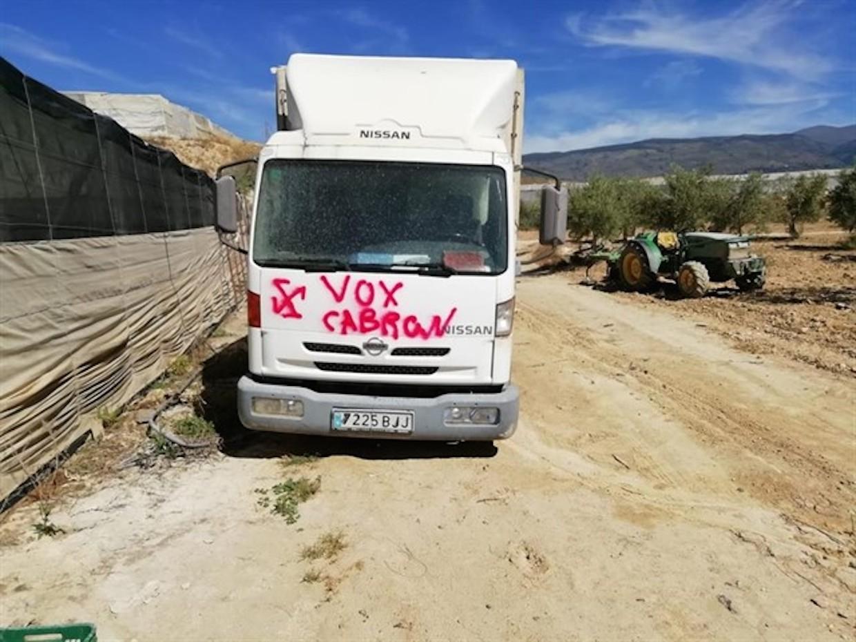 El camión del candidato granadino Francisco Aguado, con pintadas y las ruedas pinchadas.