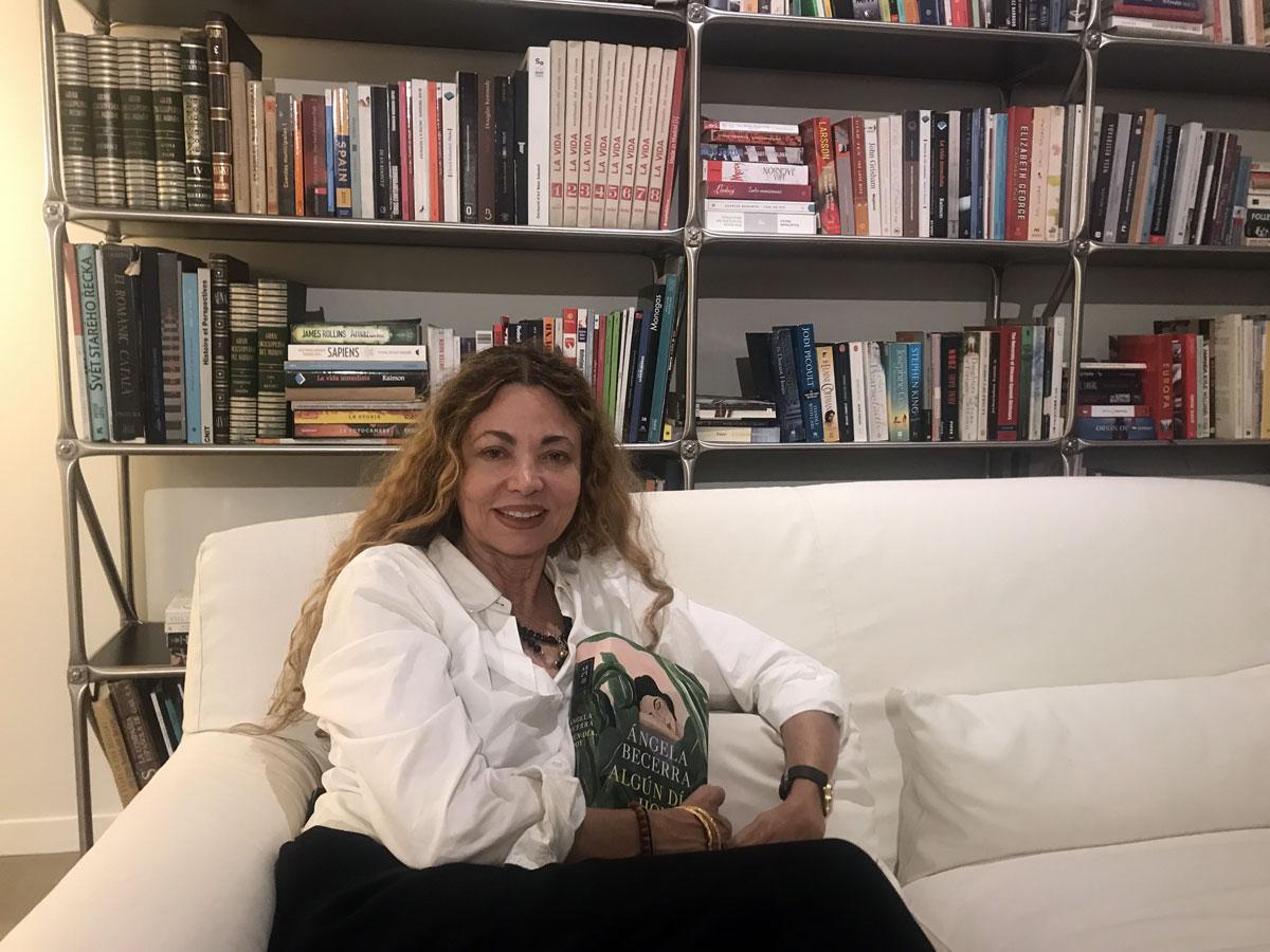 Ángela Becerra, autora del libro 'Algún día, hoy', con el que ha ganado el premio Fernando Lara de novela