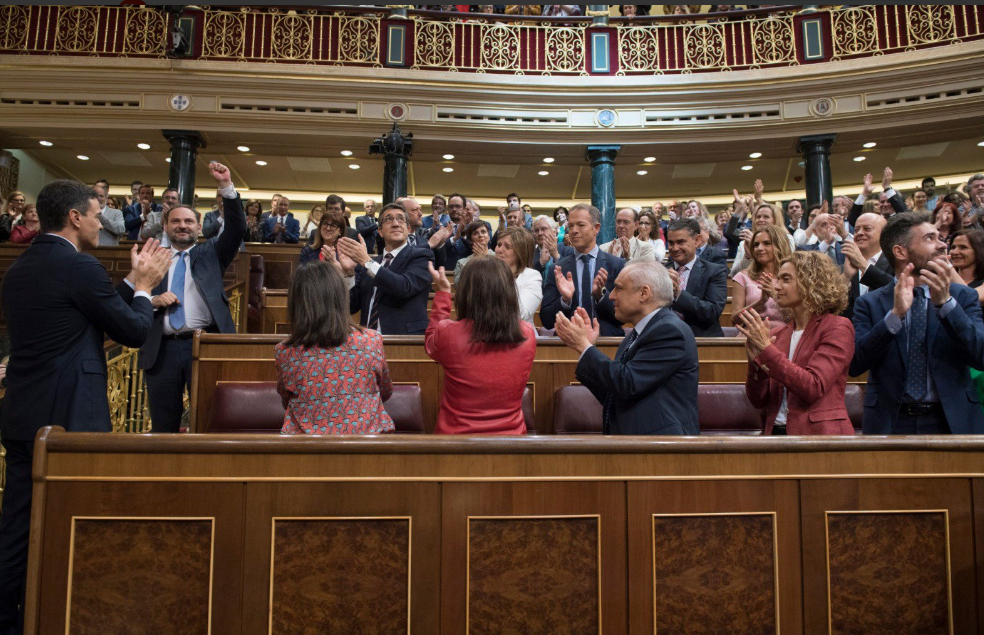 La bancada socialista aplaude a Pedro Sánchez tras la moción de censura de 2018. Archivo