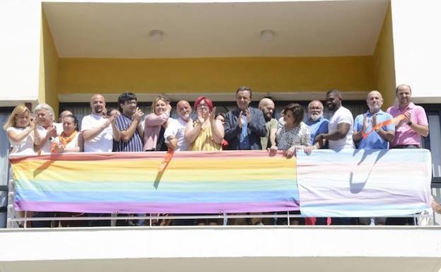 Despligue de la bandera LGTBI  en Torremolinos - @Diario Sur