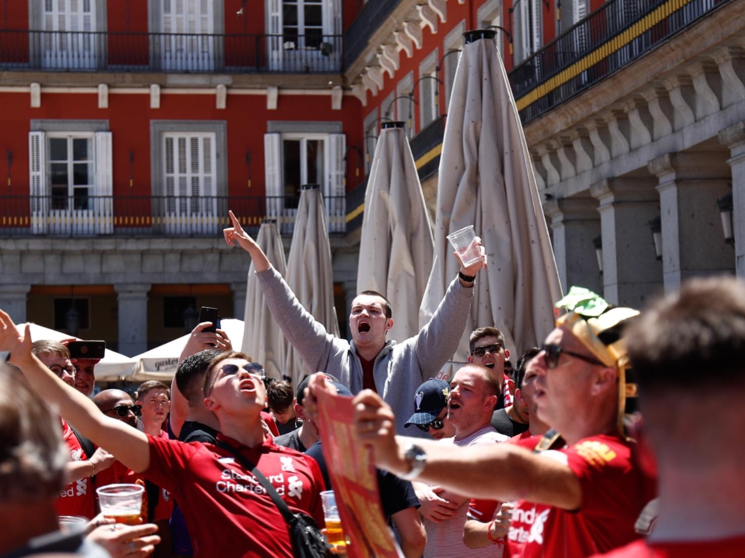 Hinchas del Liverpool en la Plaza Mayor