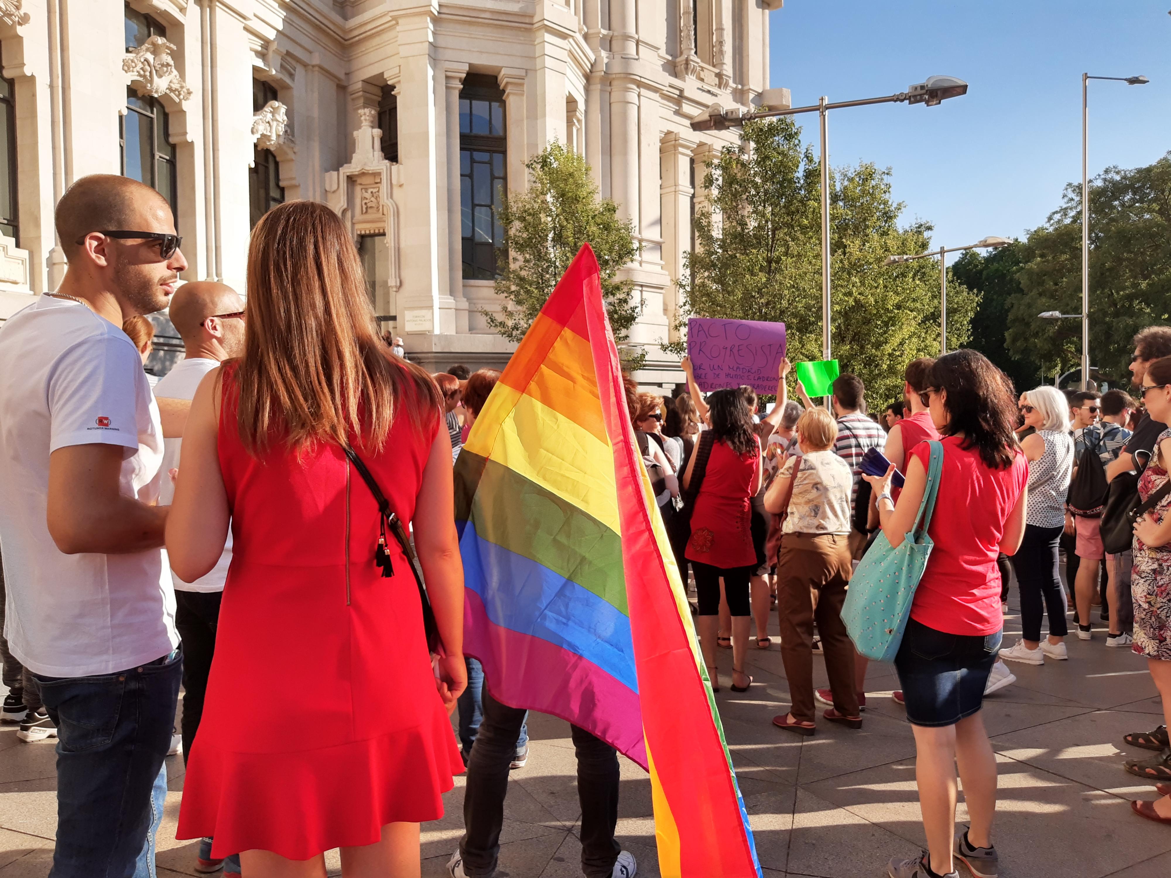 Asistentes pro derechos LGTBI en apoyo a Carmena