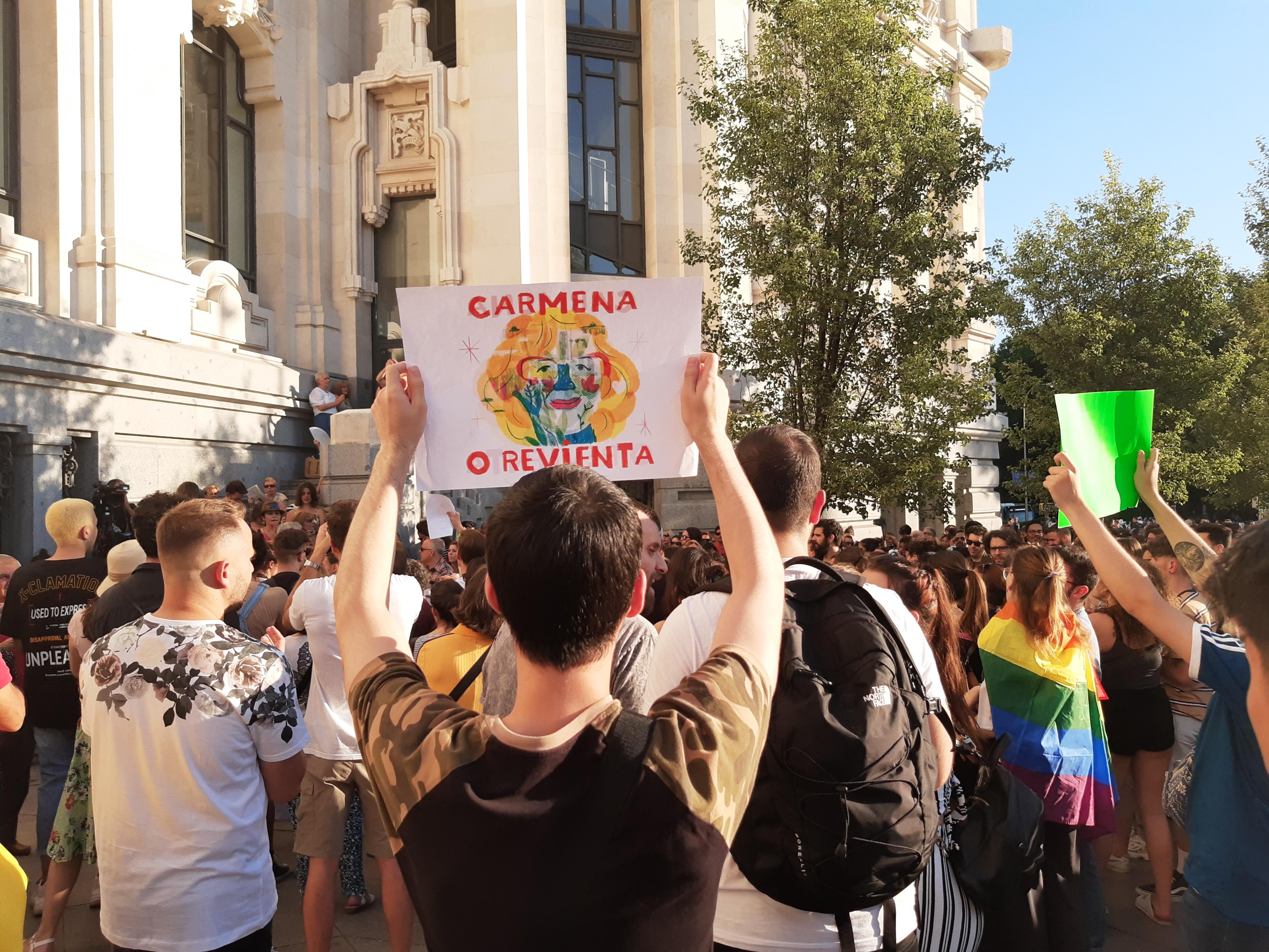 Cientos de personas se juntan para apoyar a Manuela Carmena