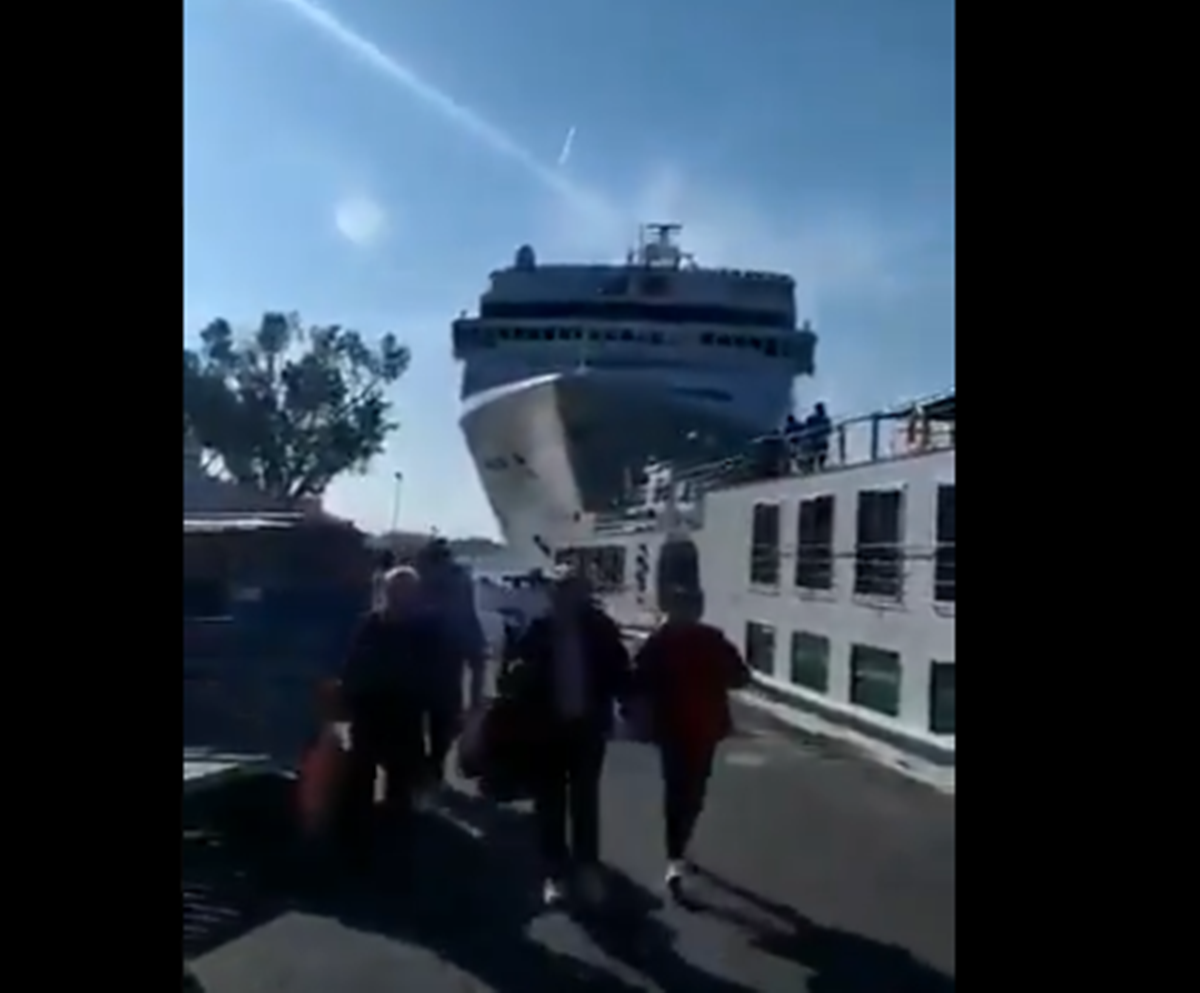 El choque del crucero con el muelle provocó que varios turistas huyesen corriendo de la zona. 
