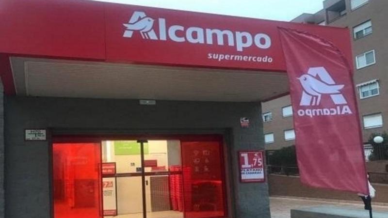 Fotografía de la entrada de un supermercado Alcampo. 