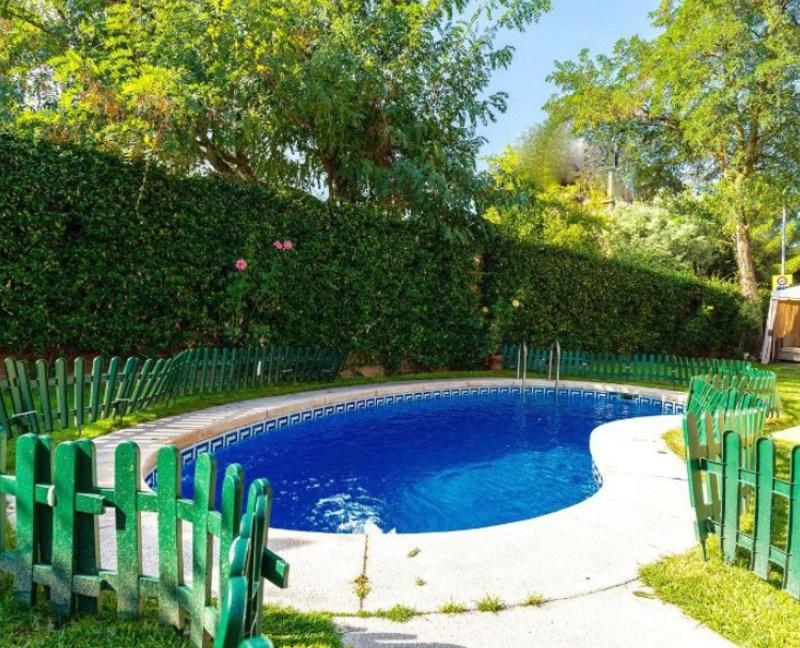 Piscina en el jardin. Idealista