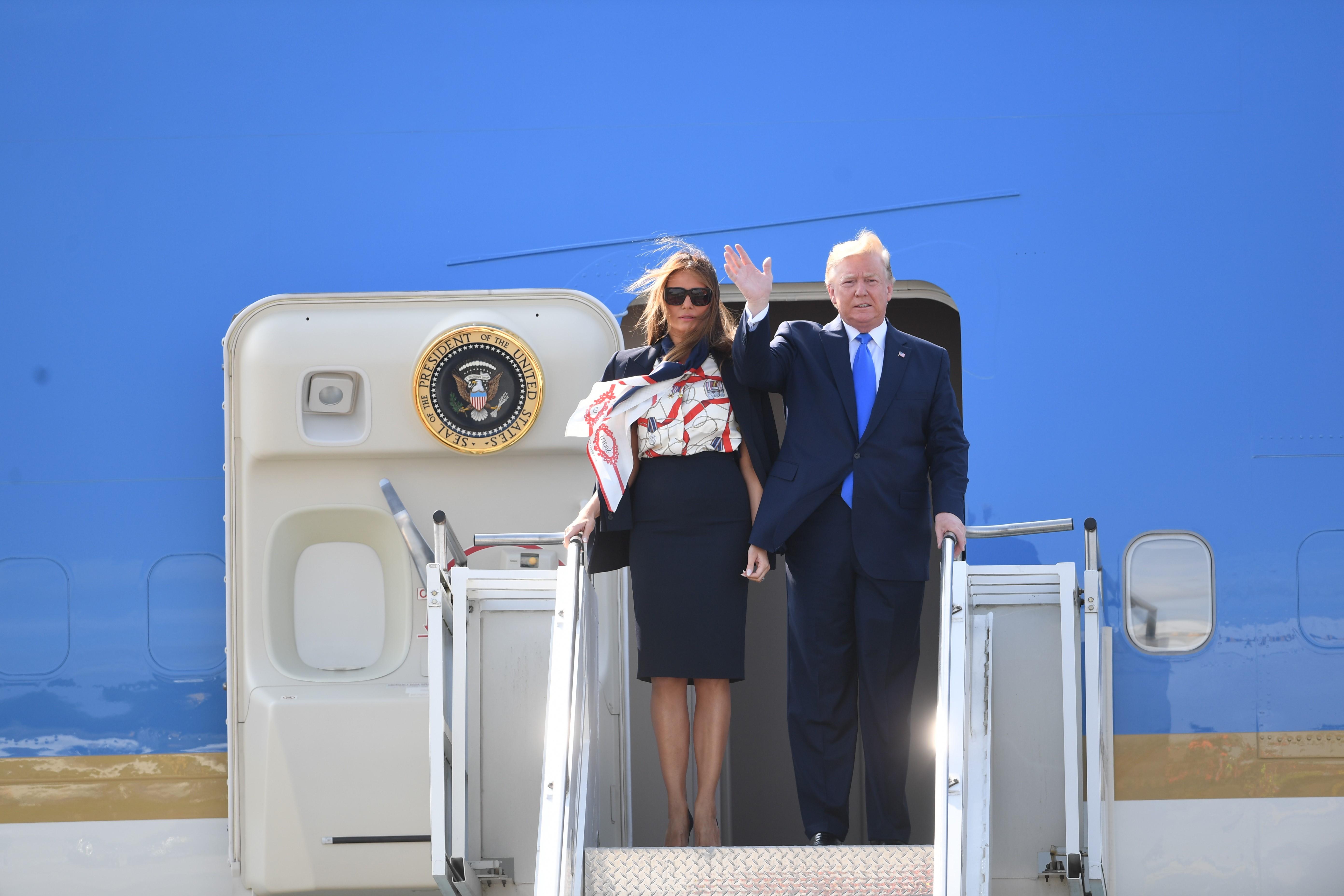 Melania Trump y el presidente de Estados Unidos a su llegada a Reino Unido - Fuente Joe Giddens/PA Wire/dpa Europa Press