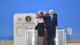 Melania Trump y el presidente de Estados Unidos a su llegada a Reino Unido - Fuente Joe Giddens/PA Wire/dpa Europa Press