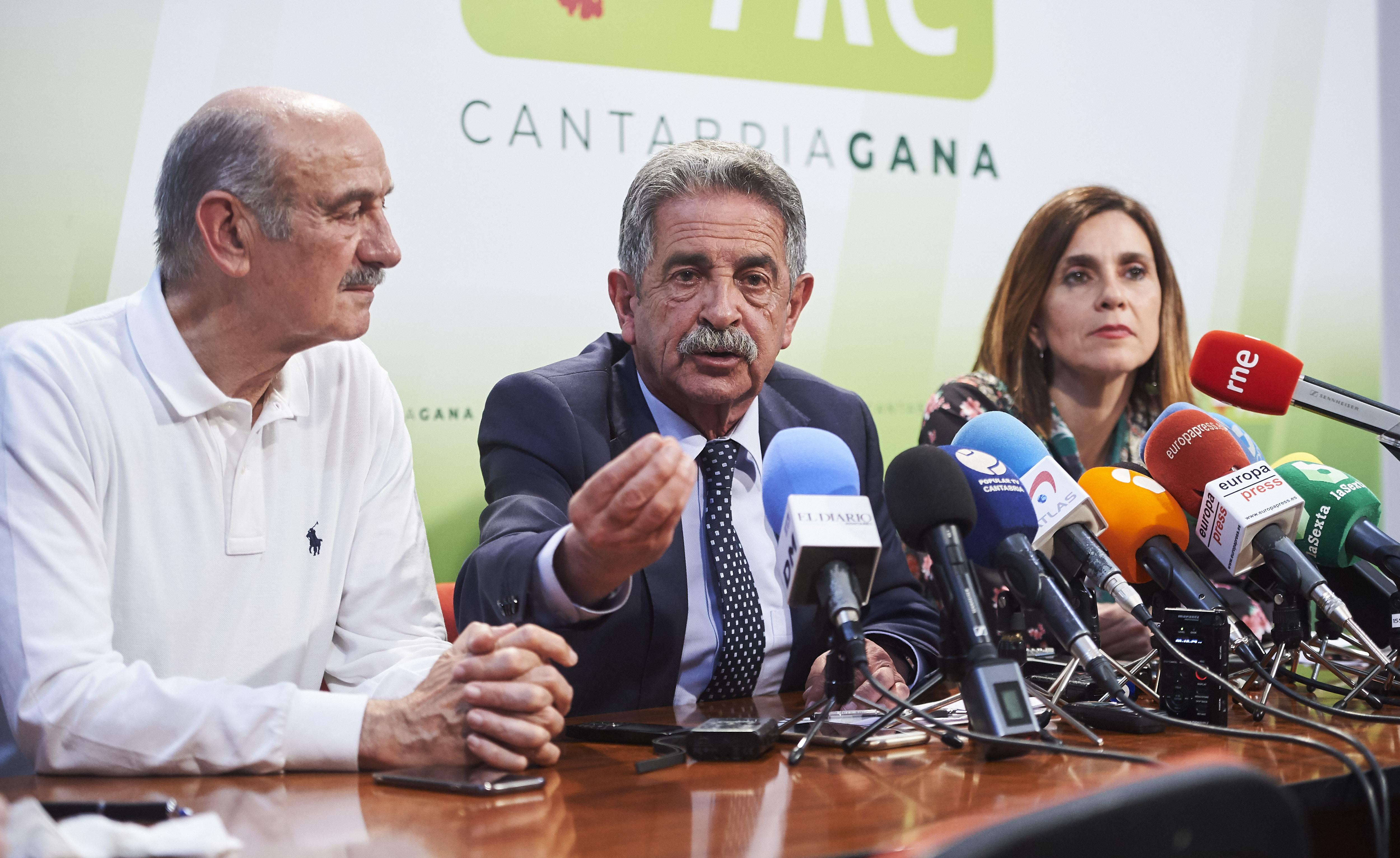 El diputado de PRC José María Mazón el candidato a la presidencia de Cantabria por el PRC Miguel Ángel Revilla.
